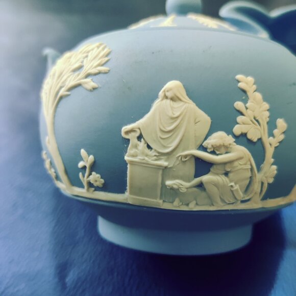 Wedgewood Cream and Sugar Bowl with Lid. Vintage great condition. - Picture 6 of 12